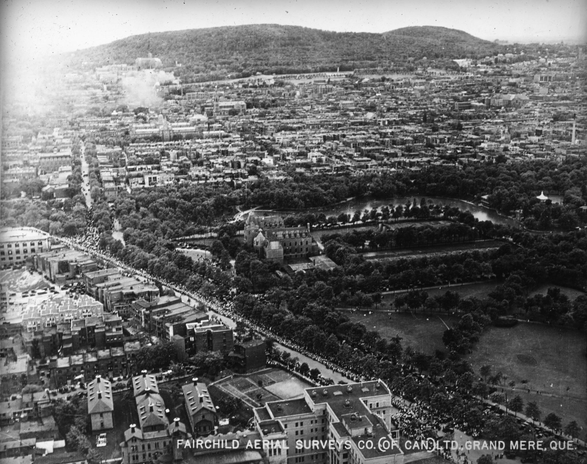 Bird's-Eye Perspective of La Fontaine Park and Surroundings