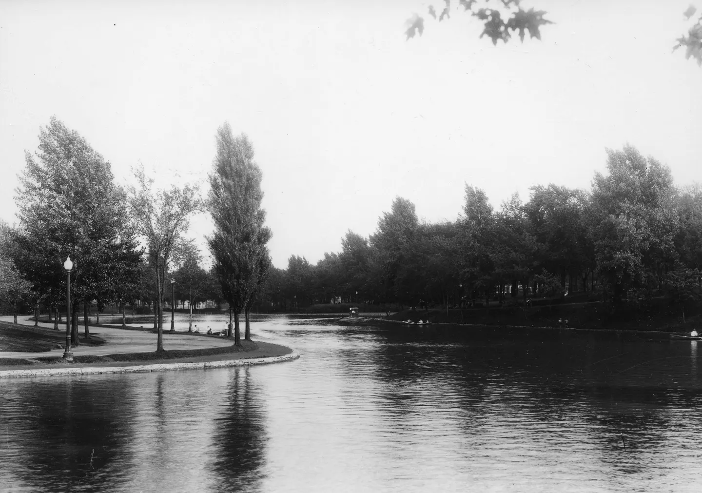 Parc à Montréal, arbres, rivière, gens assis, noir et blanc