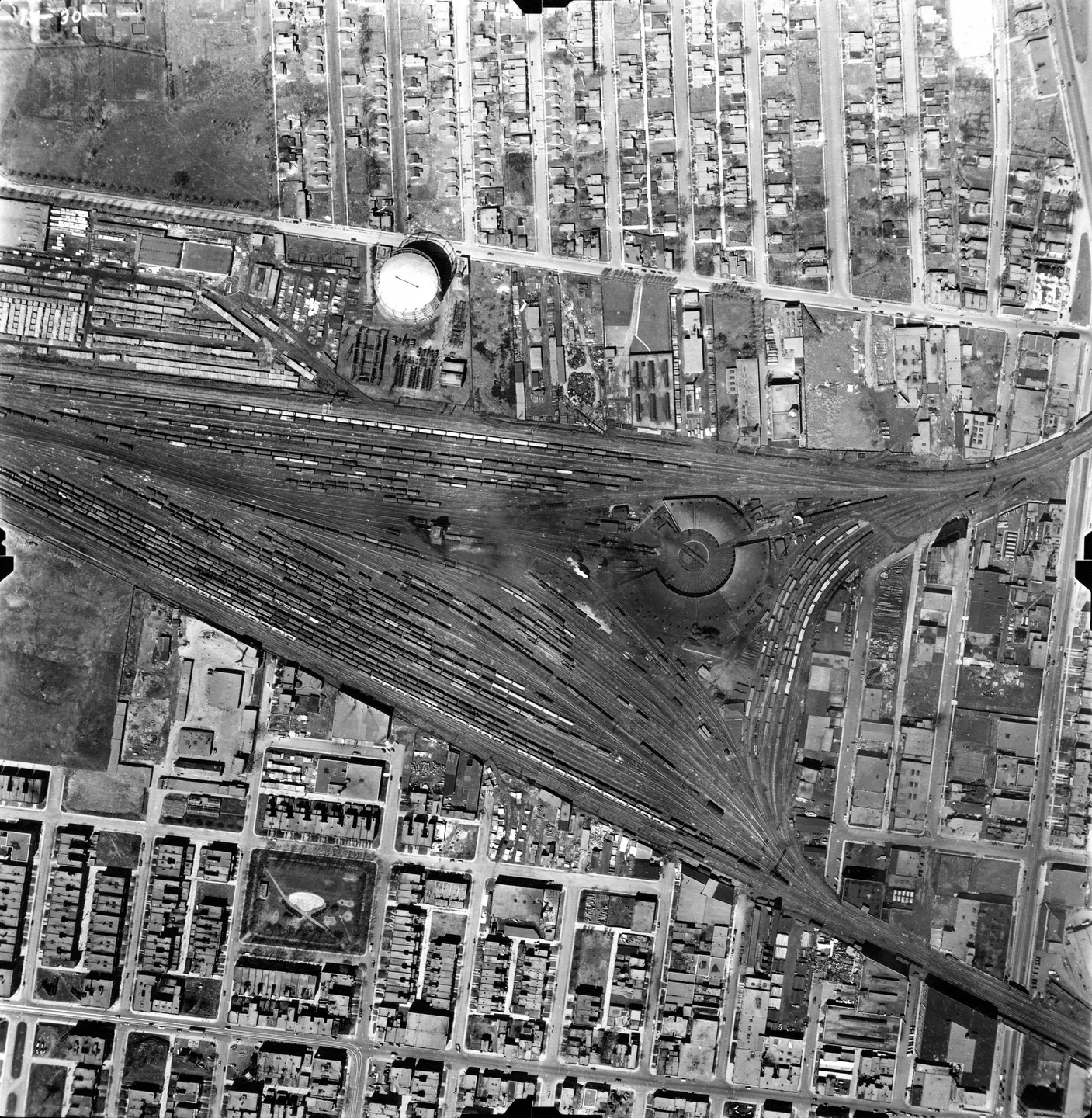Rond-point à Outremont, bâtiments hauts, noir et blanc, vue aérienne