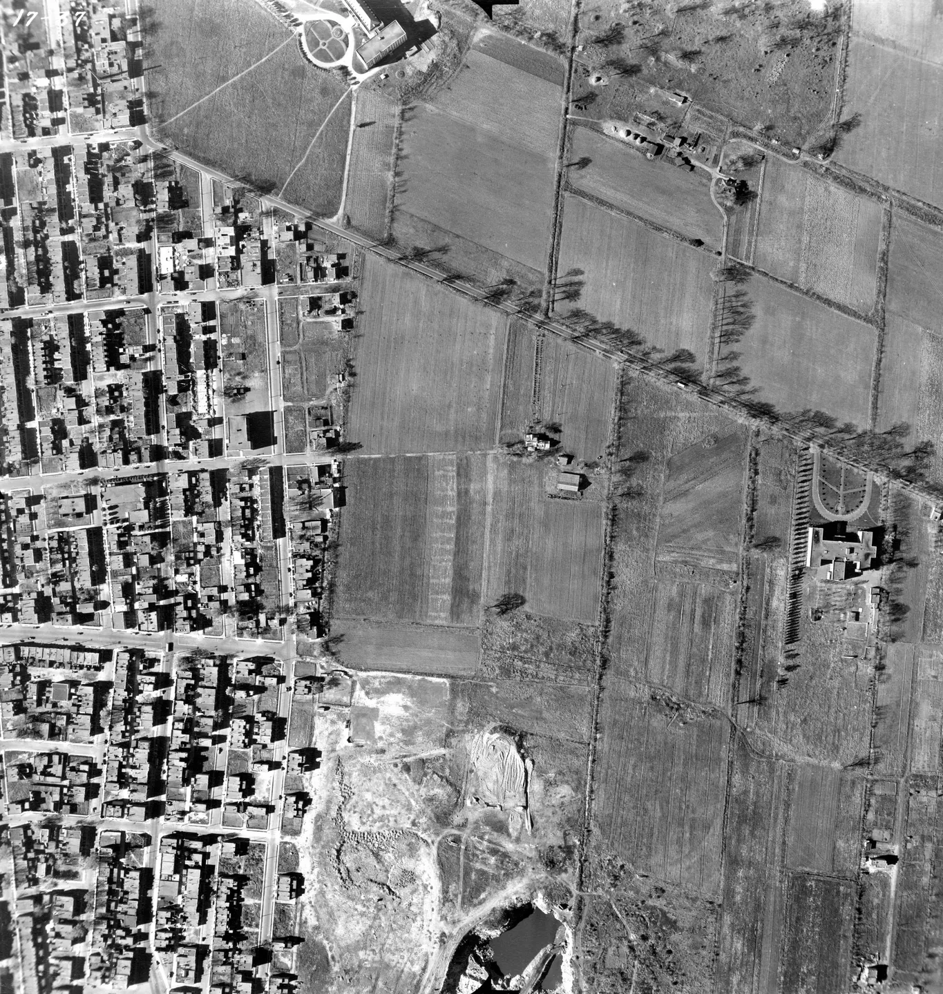 Vue aérienne d’une rue de Villeray avec un bâtiment, un parc et un champ